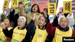 前韩国慰安妇和她们的支持者在日本驻首尔大使馆前集会抗议。(2002年2月27日资料照)