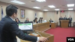 台湾立法院外交及国防委员会12月4号质询的情形 (美国之音张永泰拍摄)
