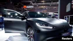 资料照片: 2021年4月19日,上海汽车展上的华为电动车展台 。(路透社照片)
