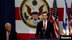 美国总统特朗普的女婿、白宫高级顾问库什纳2018年5月14日在美国驻耶路撒冷新美国领馆开馆仪式上讲话,左侧坐着的是美国驻以色列大使戴维·弗莱德曼。