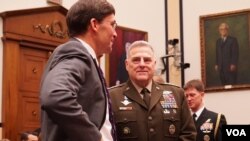 美国国防部长埃斯珀(左)与美军参联会主席米利到国会作证(美国之音黎堡2020年2月26日摄)