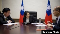 台湾总统蔡英文与美国总统当选人川普进行越洋电话。( 台湾总统府)