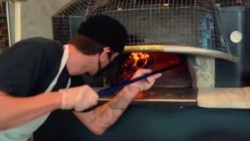 聋人经营披萨店为失聪者开创就业机会 聋人经营披萨店为失聪者开创就业机会