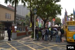 3月18日立法院外抗议“服贸”的社团在集结 (美国之音申华拍摄)