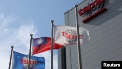 芯片制造代工龙头台积电和台湾的旗帜在新竹总部外飘扬。(资料照片)