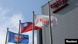 芯片制造代工龙头台积电和台湾的旗帜在新竹总部外飘扬。(资料照片)