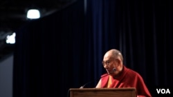 达赖喇嘛:“八旬老人的经验是幸福源自慈爱。” (美国之音记者赵江拍摄 )