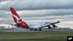 悉尼机场的澳洲航空A380飞机。中国政府曾敦促美国航空、美联航和澳洲航空公司,要求他们承认“台湾是中国的一部分”,将台湾列为“中国台湾”。