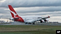 悉尼机场的澳洲航空A380飞机。中国政府曾敦促美国航空、美联航和澳洲航空公司,要求他们承认“台湾是中国的一部分”,将台湾列为中国的省份。