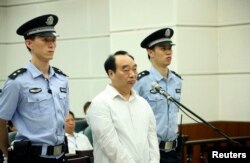 曾担任重庆市北碚区委书记的雷政富在法庭上(2013年6月28日)