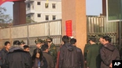 乌坎选举会场有武警把守,查证件或选民证。