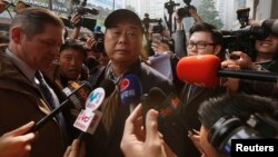 香港民主派出版商黎智英(中) (资料照)