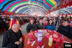 台北的寒士尾牙有200桌,服务2万人。(美国之音记者方正拍摄)