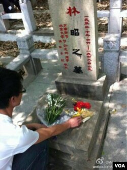 网友纪念林昭遇难45周年(微博照片)