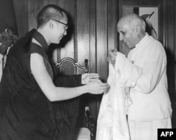 流亡印度的达赖喇嘛向印度总理尼赫鲁献哈达。（1959年资料照）