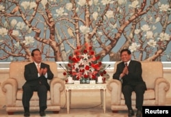 2005年5月10日,北京市长刘淇在北京会见台湾亲民党主席宋楚瑜