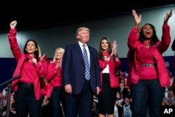 美国共和党总统候选人唐纳德·川普和支持他的妇女在北卡罗莱纳州的竞选大会上(2016年10月14日)。