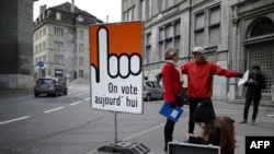 瑞士街头有标语牌,写着“我们今天投票”