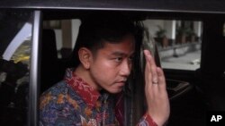 Wali Kota Solo dan cawapres nomor urut 2, Gibran Rakabuming Raka, menyapa para wartawan saat meninggalkan kantornya di Solo, Jawa Tengah, 23 Oktober 2023. (Foto: Hisyam Umar/AP Photo)