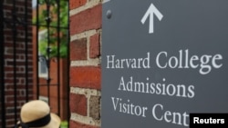 资料照片:哈佛大学招生中心标志。
