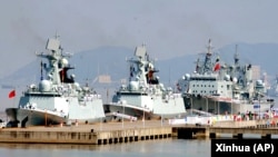 资料照:中国海军“益阳”号护卫舰(左)、“常州”号护卫舰和“千岛湖”综合补给舰特遣编队在舟山港整装待发,将前往亚丁湾与索马里海域执行保护中国商船免受海盗袭击的护航任务。(2017年4月10日)