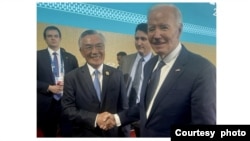 美国总统拜登与台湾APEC领袖代表林信义在秘鲁首都利马举行的APEC峰会期间短暂交流。(照片来源:台湾APEC代表团)