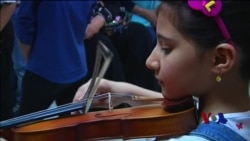 伊拉克儿童在音乐中找到慰籍 伊拉克儿童在音乐中找到慰籍