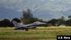 美国菲律宾空军联合训练中美国空军的一架F-16战斗机在起飞(2019年1月18日)