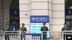 武汉封城后武警把守汉口火车站。(2020年1月23日)
