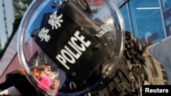 一名香港防暴警察正在拘捕一名在中共建政70周年参加示威活动的香港抗议者。(2019年10月1日)