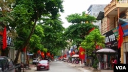 “金星红旗”飘飘的越南街头。金星代表越共的领导地位。(美国之音朱诺拍摄,2017年4月14日)