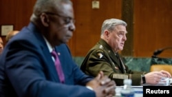 美国国防部长奥斯汀(Lloyd Austin)和美军参谋长联席会议主席米利上将(Mark Milley)2022年5月3日出席参议院拨款委员会小组听证会,就2023财政年度五角大楼预算接受议员质询。
