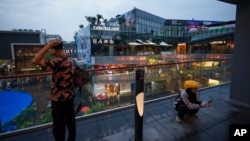 资料照片:中国人们在北京三里屯太古里购物。(2024年7月2日)