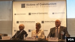 布鲁斯·科尔(左)、霍普·哈里森(中)和麦克斌·托马斯·欧文斯(右)在共产主义受难者纪念基金会的讨论会上(美国之音莫雨拍摄)