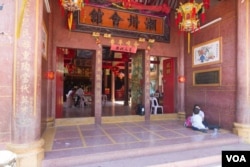 金边的端华学校门口是华人的潮州会馆。