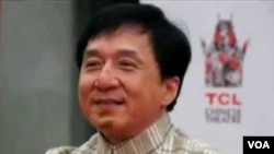 打仔演员成龙在好莱坞中国戏院留影(美国之音国符拍摄)