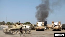 Khói bốc lên sau các vụ giao tranh giữa các phe nhóm kình chống nhau tại Tripoli, ngày 24/8/2014.