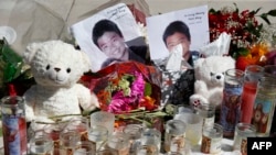 2018年2月16日,佛罗里达州帕克兰的纪念场所有15岁的华裔学生王孟杰(Peter Wang)的照片。面对枪击案凶手,他勇敢地顶住门,让同学先离开,最后不幸牺牲。