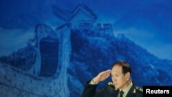 中国国防部长魏凤和在中国北京香山论坛上发表讲话后敬礼。(2018年10月25日)