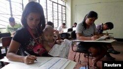 Cử tri Philippines tại một địa điểm bầu cử.