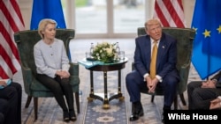 2025年7月27日,美国总统特朗普与欧盟委员会主席冯德莱恩在他的高尔夫度假村会晤。