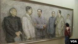 中国画展中有人观看中共文革前政治局常委的肖像画,右起:邓小平、毛泽东、朱德、 周恩来、刘少奇、陈云。常委中的林彪不在画上(美国之音张楠拍摄)
