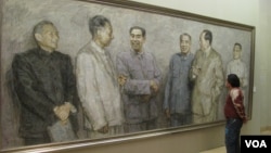 中国画展中有人观看中共文革前政治局常委的肖像画,右起:邓小平、毛泽东、朱德、 周恩来、刘少奇、陈云。常委中的林彪不在画上(美国之音张楠拍摄)