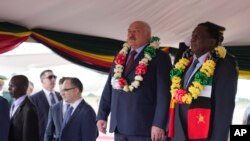 白俄罗斯总统卢卡申科在机场受到津巴布韦总统的欢迎。(2023年1月30日)