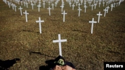 巴西人用象征新冠病毒死亡者的十字架2020年6月28日抗议政府对付疫情不得力(路透社)