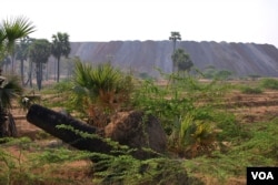 缅甸蒙育瓦莱比塘矿区。(美国之音朱诺拍摄,2013年2月25日)