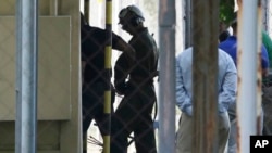 涉嫌杀害一名菲律宾变性人的美国海军陆战队上等兵斯科特•彭伯顿被送至菲律宾阿奎纳多军营看押。(2014年10月22日)