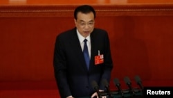中国总理李克强在北京人大会堂举行的全国人大年度会议开幕式上讲话。(2020年5月22日)