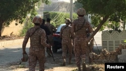 中国驻卡拉奇总领事馆外的巴基斯坦保安部队和警察(2018年11月23日)