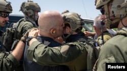 从加沙地带获救的人质在以色列与家人团聚。(2024年6月8日)